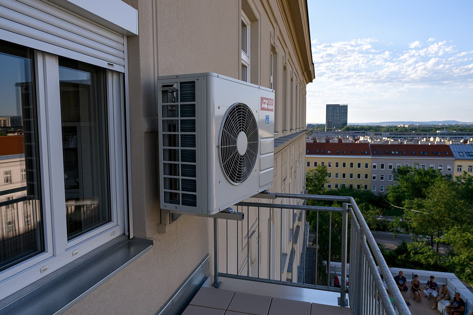 Dělená klimatizační jednotka namontovaná na stěně balkonu německého bytu ve stylu Altbau, typ zařízení, který je středem rozhodnutí BGH o klimatizaci