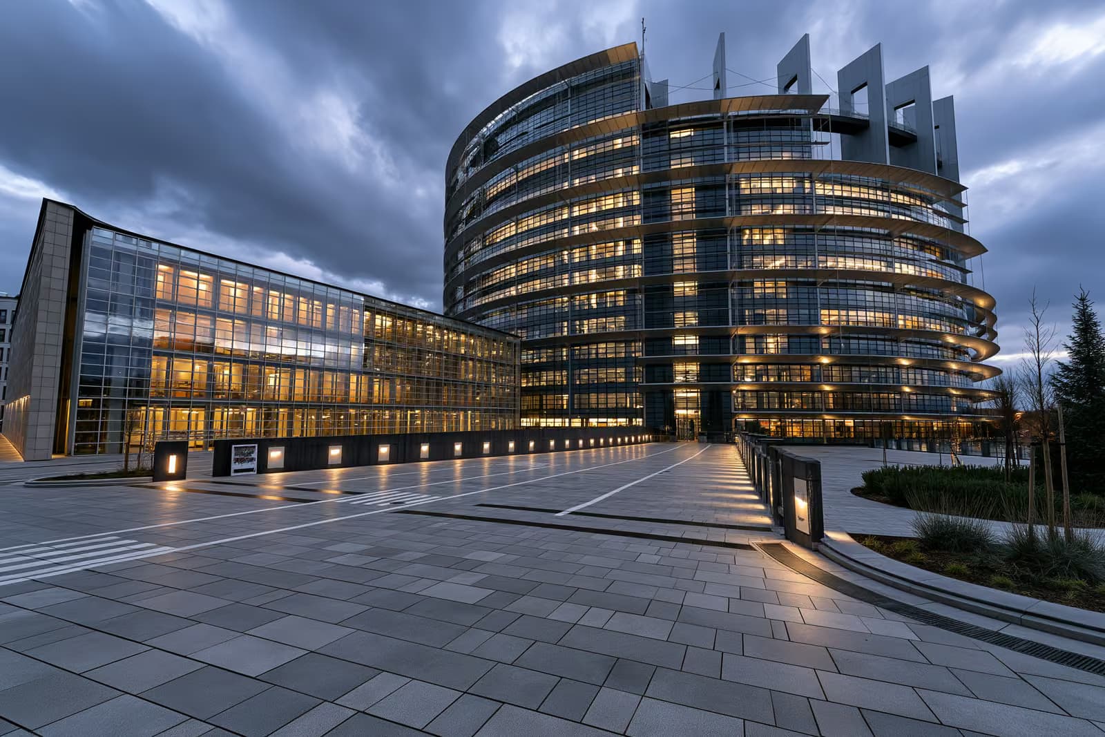 Budova Evropské komise Berlaymont v Bruselu s vlajkami EU venku.