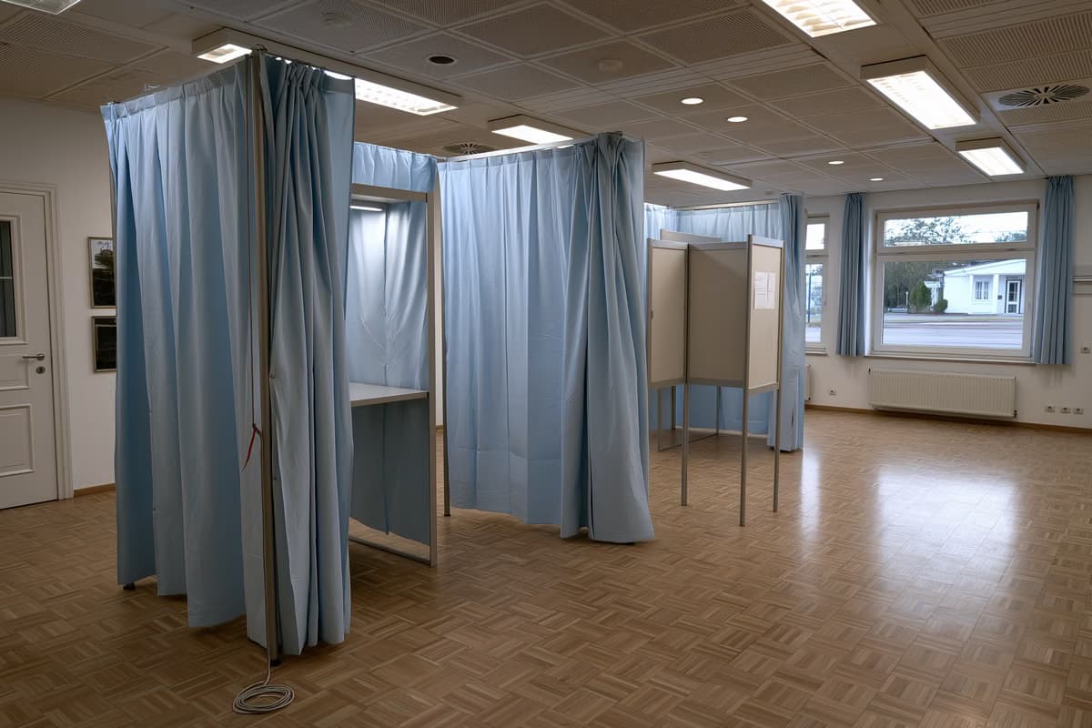 Prázdná volební místnost s tužkou na provázku v německé komunitní hale
